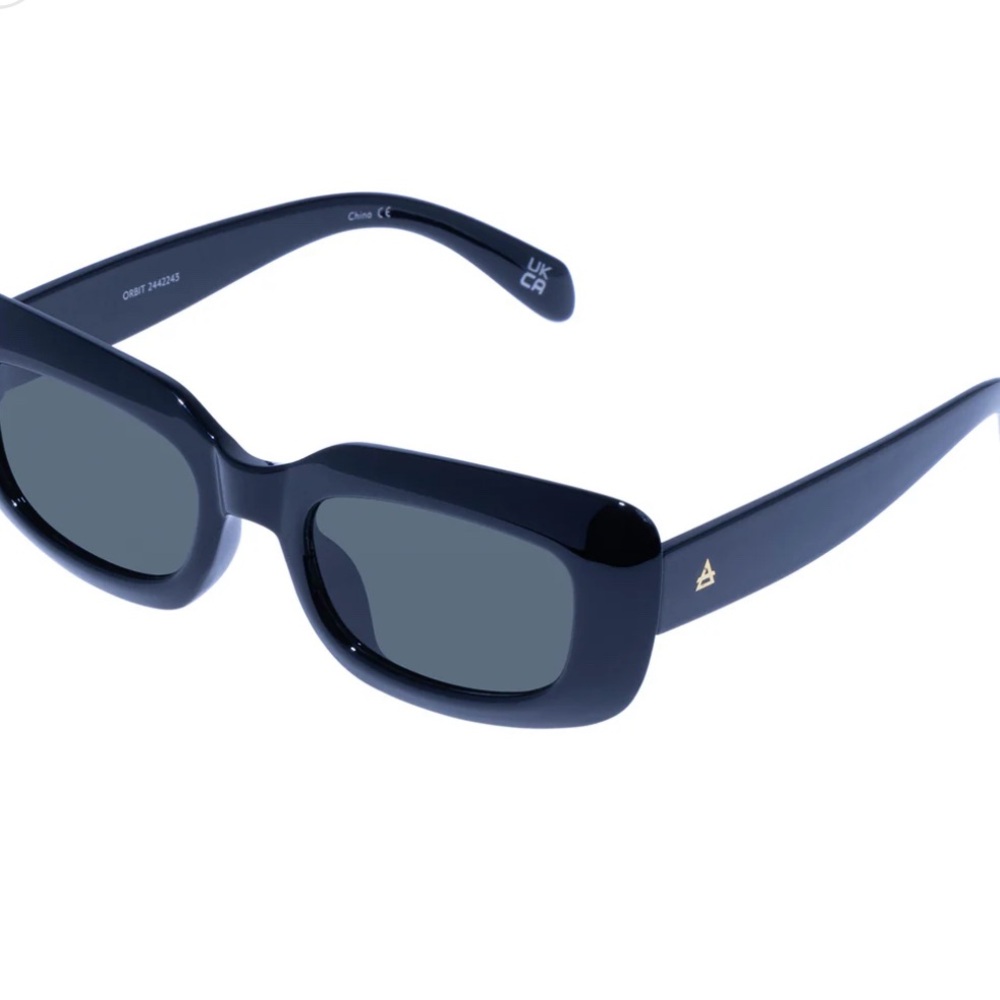 NWT $40 AIRE Orbit - Black SUNGLASSES UNISEX 50
Sold and Nordstrom and Revolve